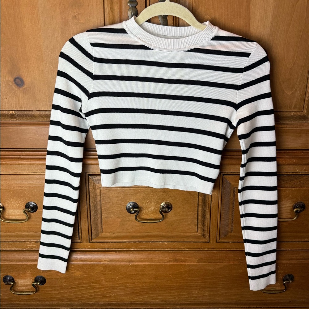 Commense Classic Black & White Striped Cropped Sweater Top